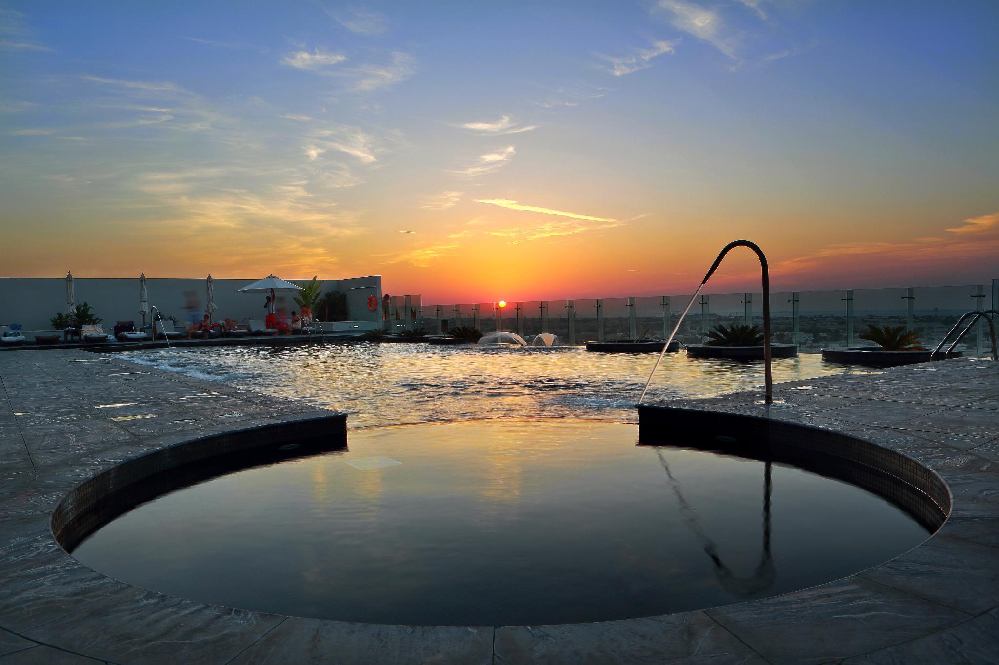 The Tower Plaza Hotel Dubái Exterior foto The pool at the hotel