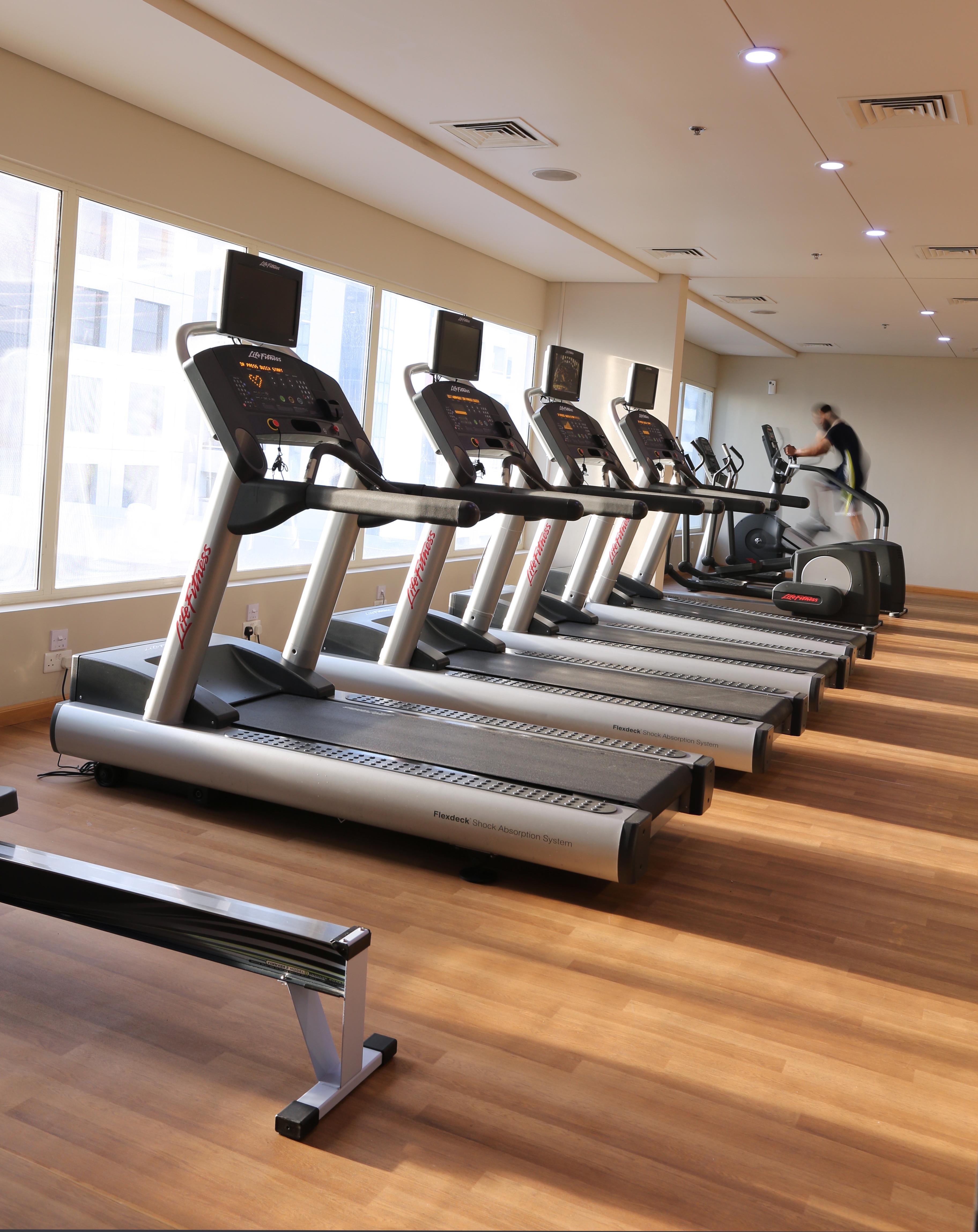 The Tower Plaza Hotel Dubái Exterior foto Treadmills in a gym