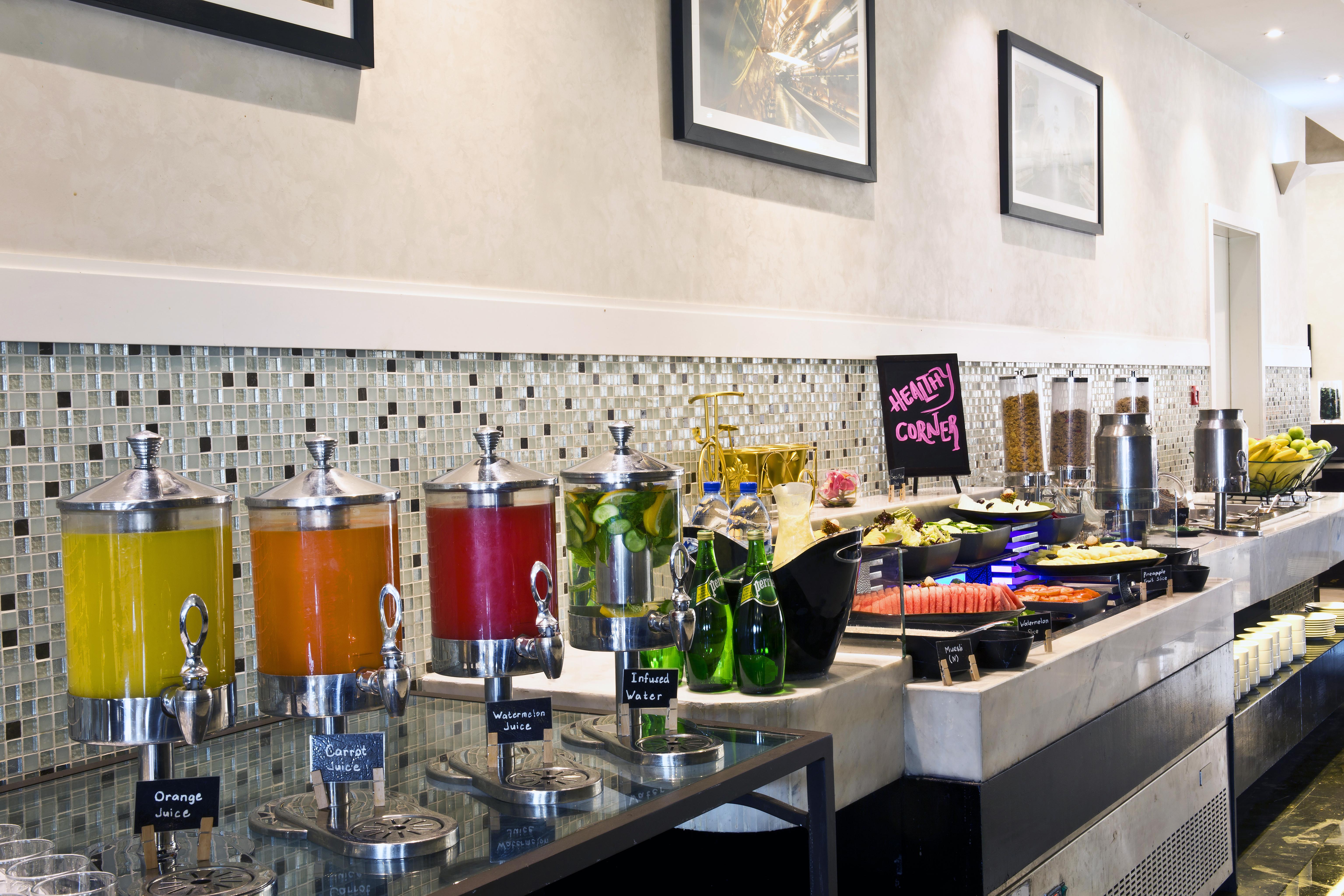 The Tower Plaza Hotel Dubái Exterior foto Breakfast buffet at the hotel