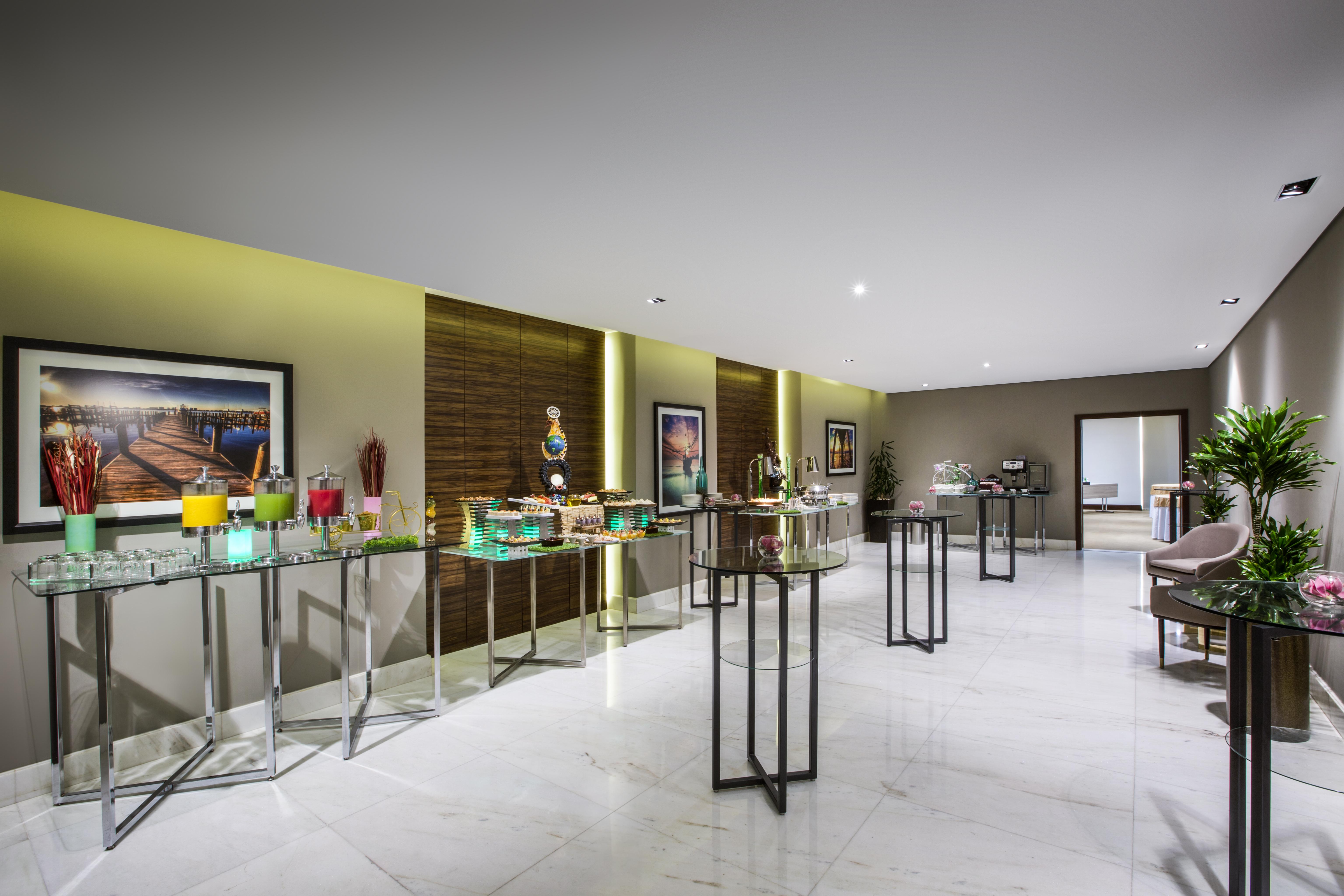 The Tower Plaza Hotel Dubái Exterior foto The hotel's reception area