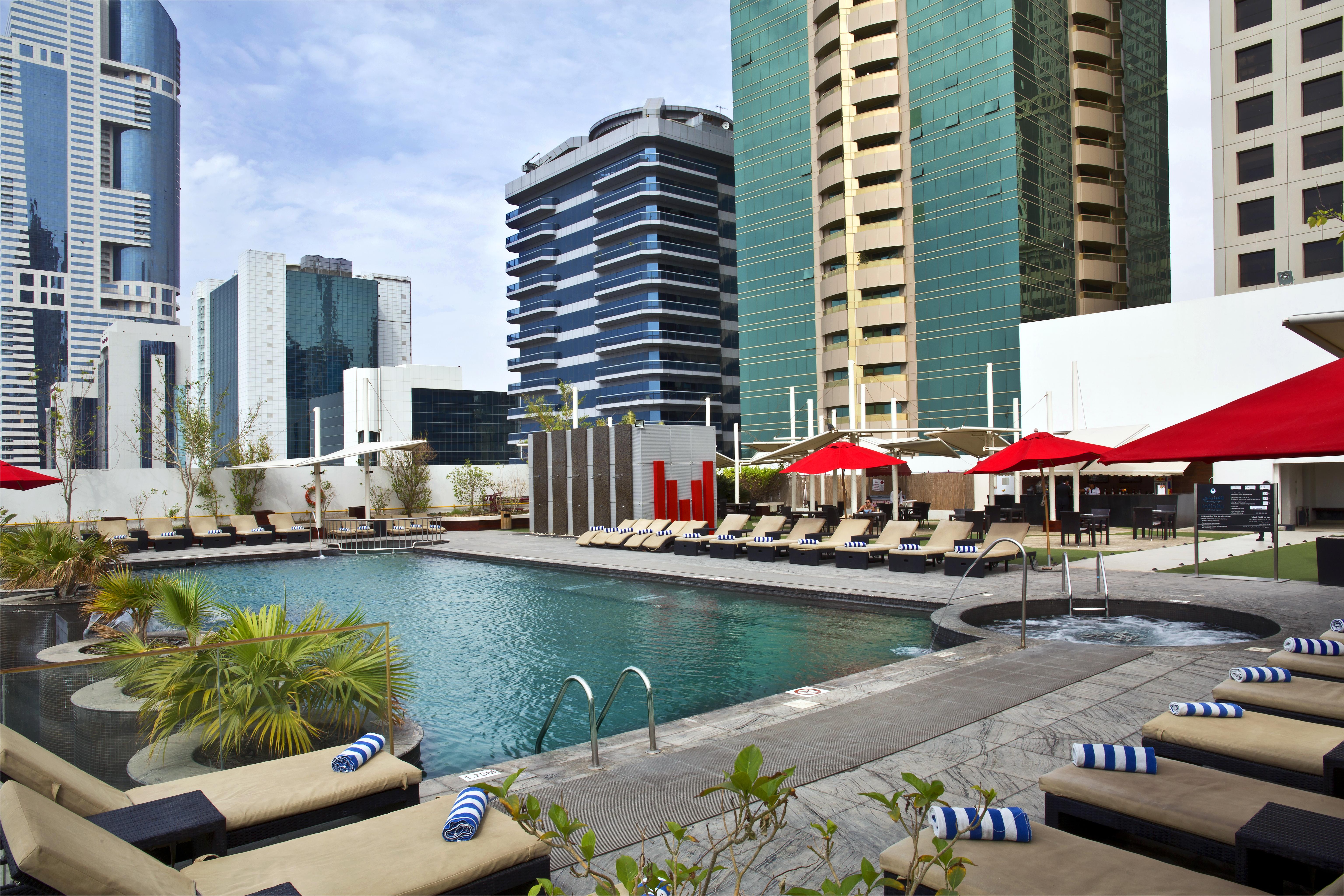 The Tower Plaza Hotel Dubái Exterior foto The pool at Jumeirah Jumeirah