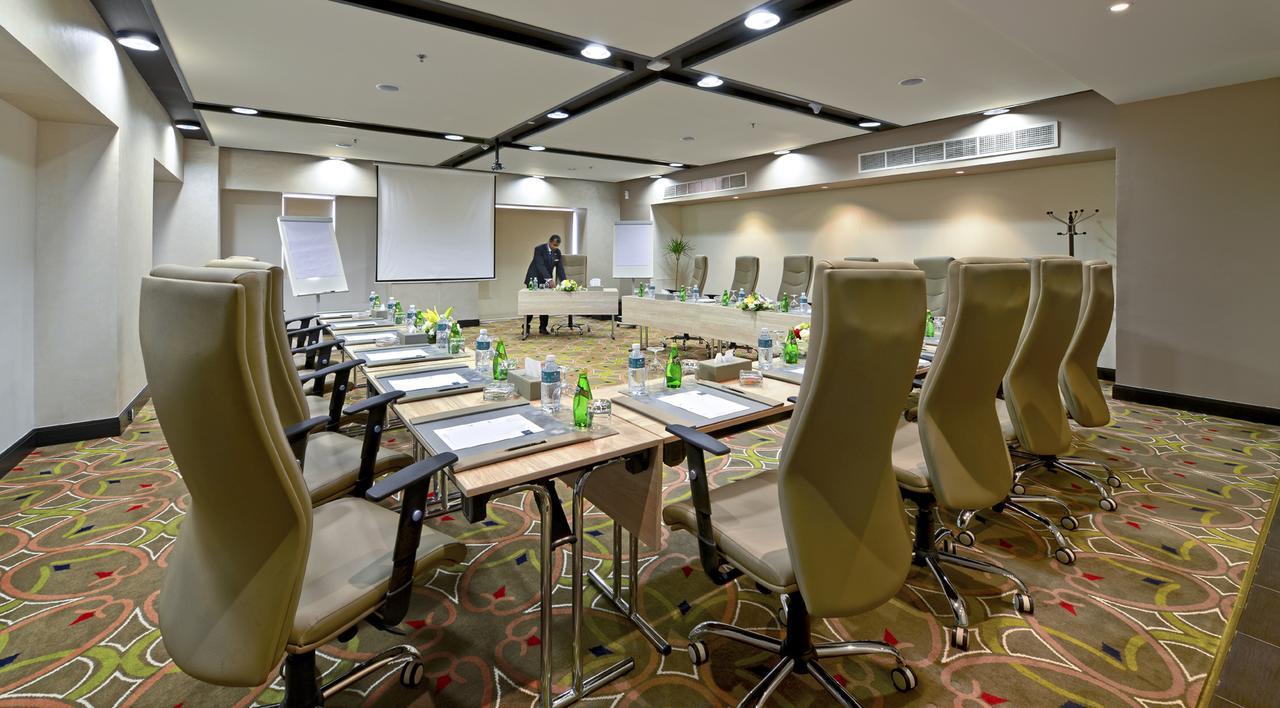 The Tower Plaza Hotel Dubái Exterior foto The meeting room at the hotel