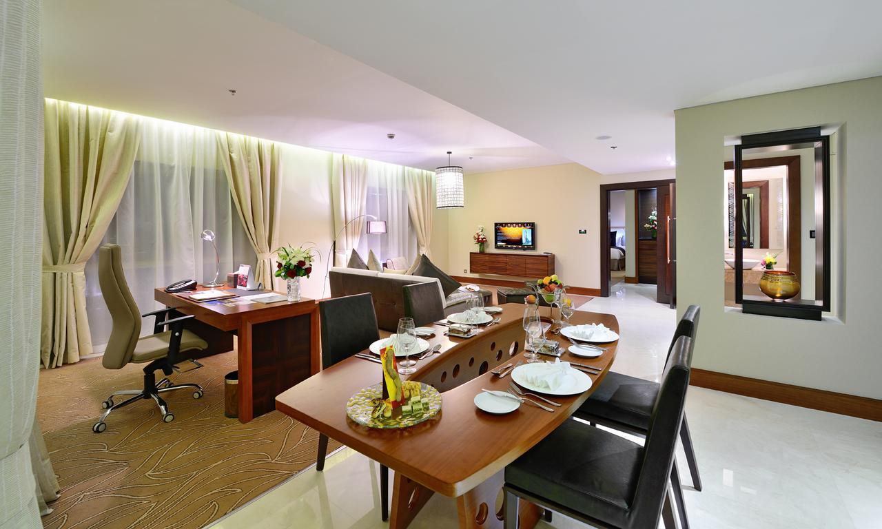 The Tower Plaza Hotel Dubái Exterior foto A room at the hotel