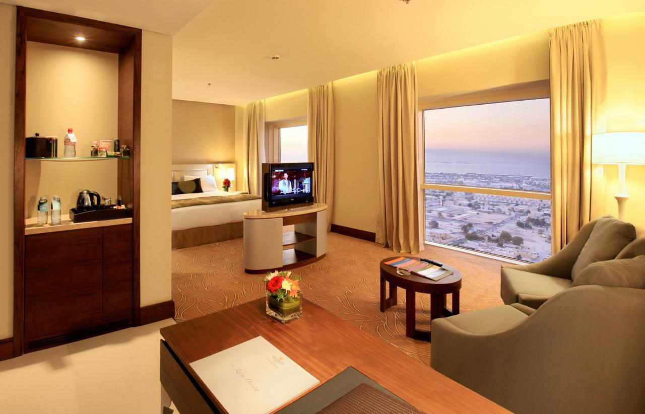 The Tower Plaza Hotel Dubái Exterior foto A room at Jumeirah Jumeirah