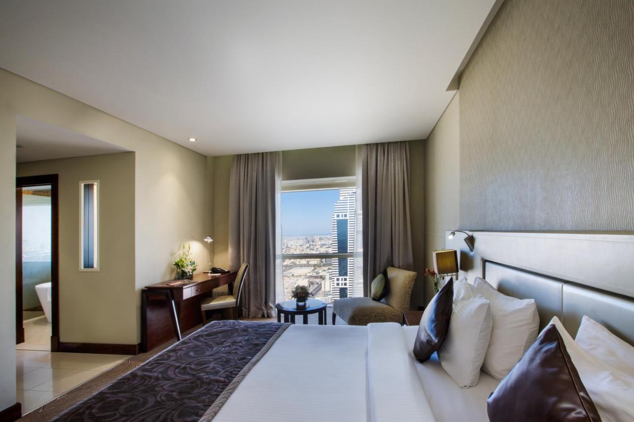 The Tower Plaza Hotel Dubái Exterior foto A room at the hotel