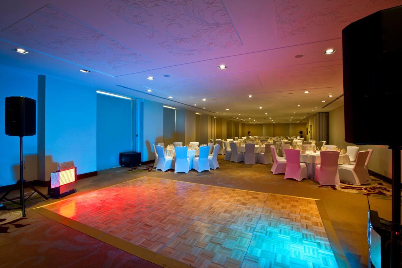 The Tower Plaza Hotel Dubái Exterior foto The hotel's ballroom