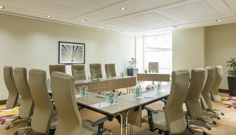 The Tower Plaza Hotel Dubái Exterior foto A meeting room at the hotel